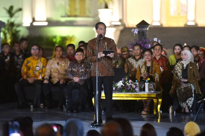 Presiden Joko Widodo (Jokowi) mengajak seluruh masyarakat Indonesia untuk menumbuhkan perasaan bangga terhadap batik sebagai warisan budaya bangsa.