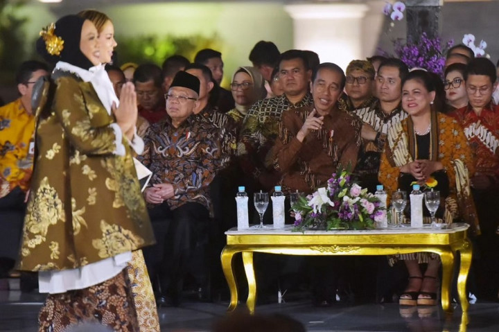 Wakil Menteri Pariwisata dan Ekonomi Kreatif yang juga Ketua Panitia 'Istana Berbatik' Angela Tanoesodibjo mengatakan pergelaran itu menjadi kesempatan publik menyaksikan bahwa batik telah menjadi bagian kehidupan masyarakat Indonesia.