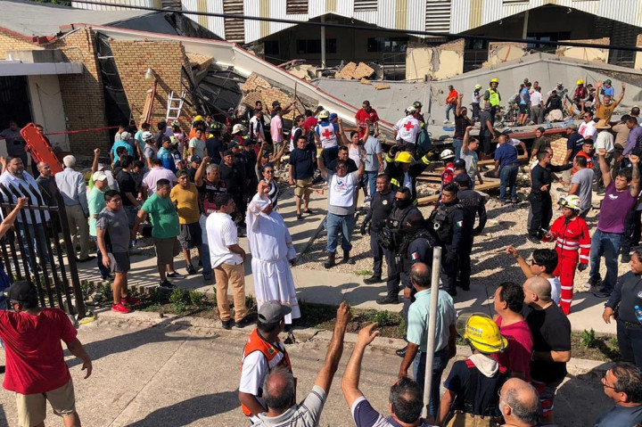 “Tujuh orang dipastikan tewas, dan 10 orang terluka telah diselamatkan di kota pesisir Ciudad Madero,