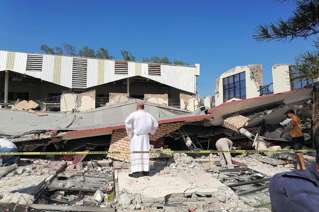 Media lokal melaporkan bahwa setidaknya 20 orang masih hilang di bawah reruntuhan paroki setempat Santa Cruz, dan pembaptisan sedang dirayakan ketika langit-langitnya runtuh.