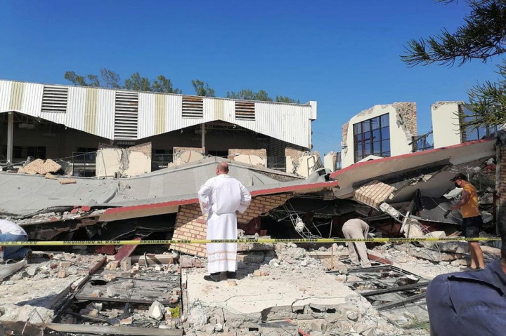 Media lokal melaporkan bahwa setidaknya 20 orang masih hilang di bawah reruntuhan paroki setempat Santa Cruz, dan pembaptisan sedang dirayakan ketika langit-langitnya runtuh.