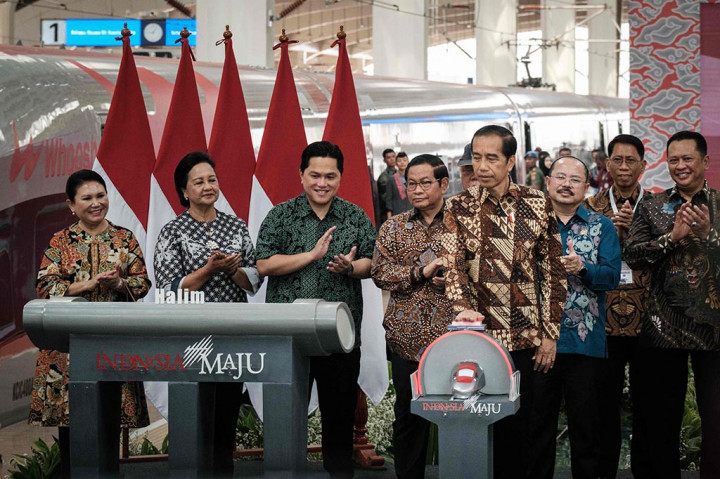 Jokowi mengatakan Whoosh adalah singkatan dari Waktu Hemat, Operasi Optimal, Sistem Hebat.