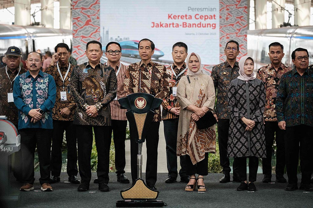 Presiden Joko Widodo (Jokowi) meresmikan operasional Kereta Cepat Jakarta-Bandung (KCJB) yang diberi nama Whoosh sebagai layanan kereta api berkecepatan tinggi pertama di Indonesia dan Asia Tenggara.