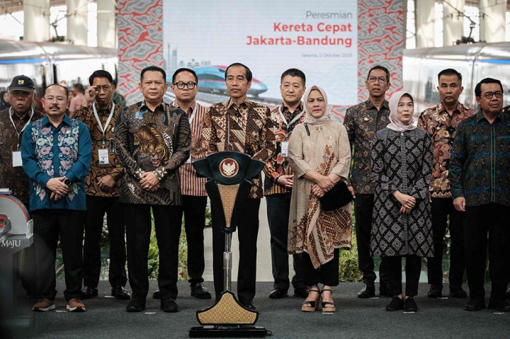 Presiden Joko Widodo (Jokowi) meresmikan operasional Kereta Cepat Jakarta-Bandung (KCJB) yang diberi nama Whoosh sebagai layanan kereta api berkecepatan tinggi pertama di Indonesia dan Asia Tenggara.