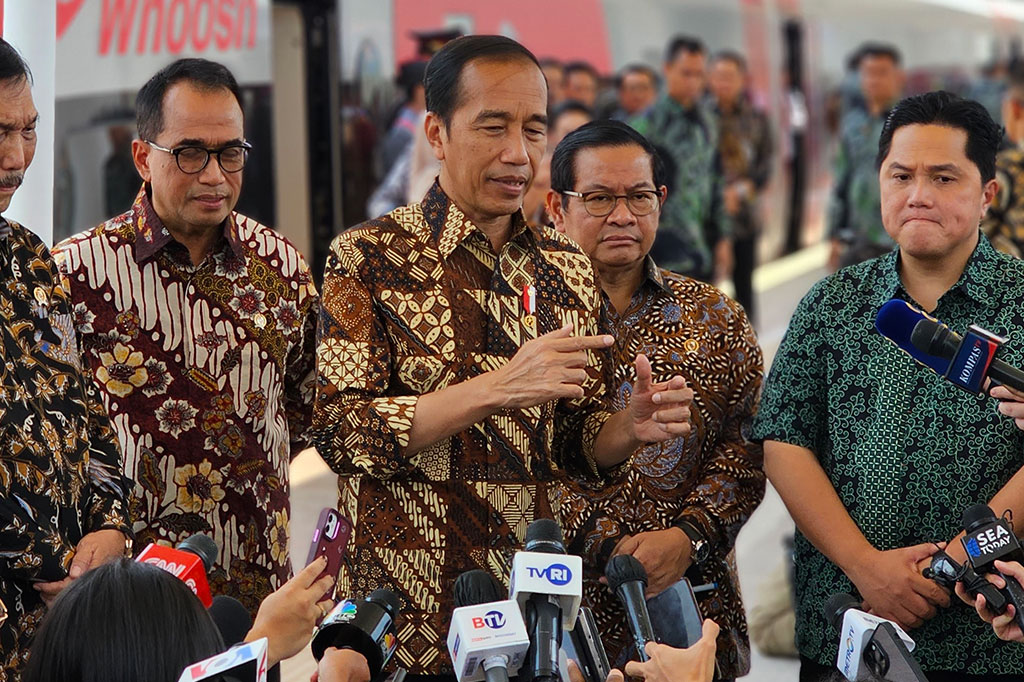 Whoosh memiliki kecepatan operasional hingga 350 km/h yang menghubungkan Tegalluar di Bandung, Jawa Barat dengan Halim di Jakarta Timur. Dengan headway 20--30 menit, KCJB menyediakan banyak pilihan waktu perjalanan sehingga jarak Jakarta-Bandung akan ditempuh dalam waktu 36 hingga 44 menit.