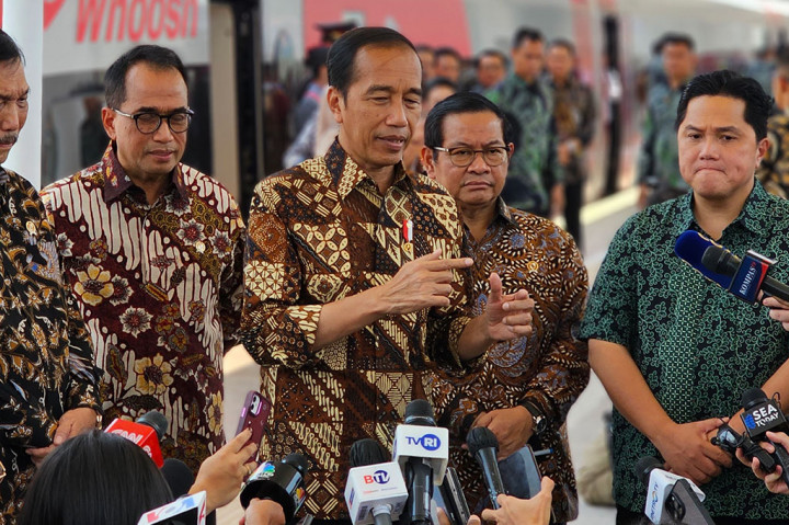 Whoosh memiliki kecepatan operasional hingga 350 km/h yang menghubungkan Tegalluar di Bandung, Jawa Barat dengan Halim di Jakarta Timur. Dengan headway 20--30 menit, KCJB menyediakan banyak pilihan waktu perjalanan sehingga jarak Jakarta-Bandung akan ditempuh dalam waktu 36 hingga 44 menit.