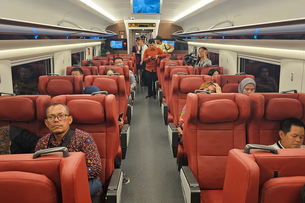 Kereta cepat Jakarta-Bandung memiliki 8 gerbong yang terdiri dari tiga kelas yaitu first class di gerbong 1 dan 8, bisnis di gerbong 7, dan sisanya adalah kelas ekonomi premium.