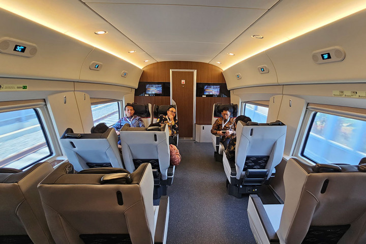 Untuk first class memiliki 18 tempat duduk berwarna abu-abu dengan susunan kursi 2-1. Business class memiliki 28 tempat duduk berwarna merah dengan susunan kursi 2-2, sementara kelas ekonomi premium ada 55 seat dengan susunan 3-2. Semua kursi di setiap kelas bisa diputar berhadapan. Tersedia juga ruang khusus untuk difabel.