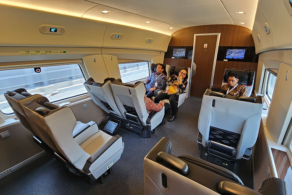 Kereta yang diklaim sangat nyaman dan tidak bising ini sangat sesuai dengan keadaan yang sebenarnya, kereta berjalan sangat mulus dan nyaris tidak terdengar suara gesekan roda kereta dengan rel yang biasa kita dengar saat naik kereta api biasa. 