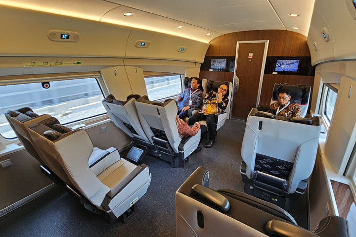 Kereta yang diklaim sangat nyaman dan tidak bising ini sangat sesuai dengan keadaan yang sebenarnya, kereta berjalan sangat mulus dan nyaris tidak terdengar suara gesekan roda kereta dengan rel yang biasa kita dengar saat naik kereta api biasa. 