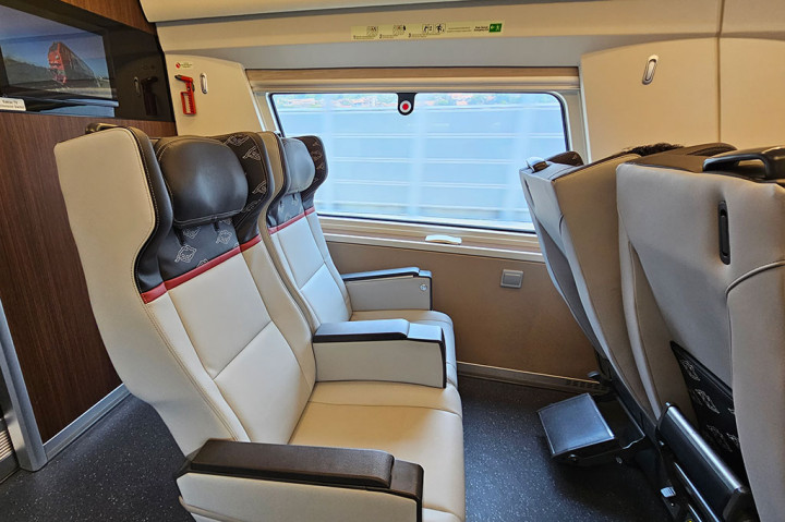 Selama perjalanannya, tidak terasa getaran sama sekali meski kereta api melaju dengan kecepatan sampai 350 km/jam. Ruang kakinya pun cukup luas baik di kelas bisnis maupun kelas ekonomi, dengan tersedia pijakan kaki.