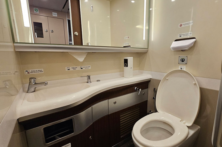 Fasilitas penunjang lainnya yang tersedia dalam kereta penumpang pada kereta cepat di antaranya stop kontak, televisi, meja lipat, dan toilet yang ramah untuk pengguna berkebutuhan khusus.