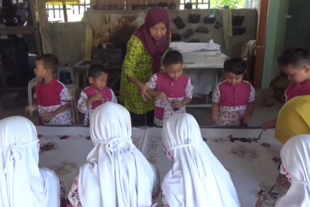 Puluhan siswa Taman Kanak-Kanak, di Jombang, Jawa Timur, belajar membatik bersama dalam momen peringatan Hari Batik Nasional. Senin, 2 Oktober 2023. Selain memperkenalkan batik sejak dini, kegiatan juga sebagai upaya untuk melestarikan warisan bangsa Indonesia.