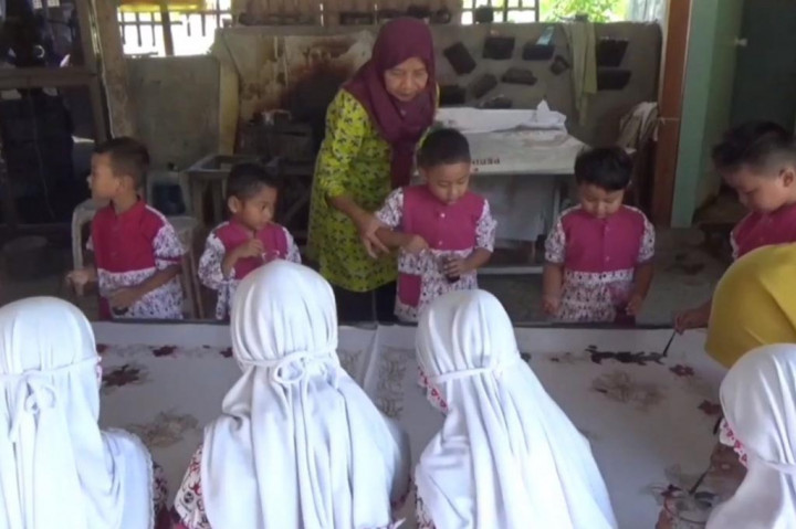 Puluhan siswa Taman Kanak-Kanak, di Jombang, Jawa Timur, belajar membatik bersama dalam momen peringatan Hari Batik Nasional. Senin, 2 Oktober 2023. Selain memperkenalkan batik sejak dini, kegiatan juga sebagai upaya untuk melestarikan warisan bangsa Indonesia.