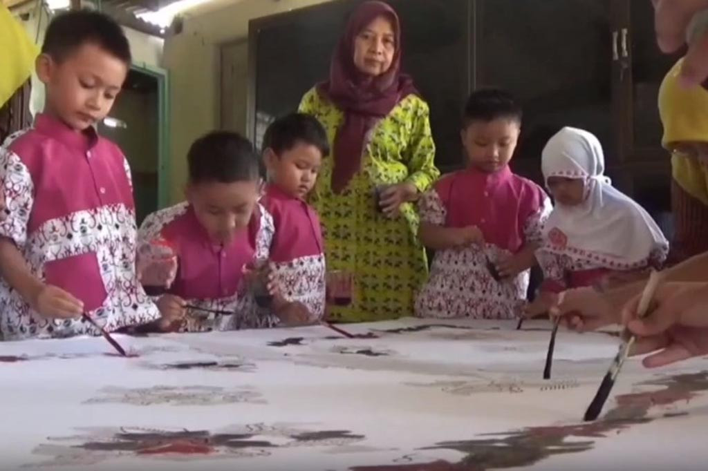 Membatik secara masal ini dilakukan untuk memperingati Hari Batik Nasional yang diperingati setiap tanggal 2 Oktober. Meskipun sulit karena dibutuhkan ketekunan dan ketelatenan, para siswa tetap antusias dan senang dengan kegiatan ini.
