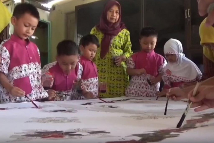 Membatik secara masal ini dilakukan untuk memperingati Hari Batik Nasional yang diperingati setiap tanggal 2 Oktober. Meskipun sulit karena dibutuhkan ketekunan dan ketelatenan, para siswa tetap antusias dan senang dengan kegiatan ini.