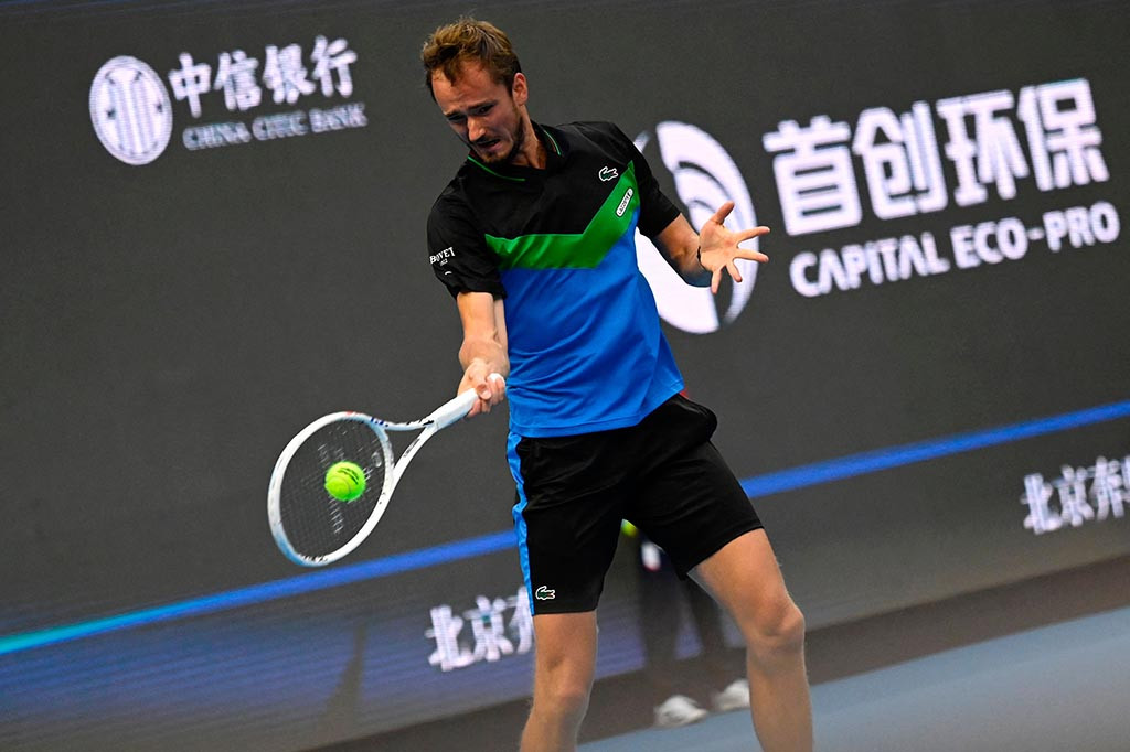 Petenis peringkat tiga dunia Daniil Medvedev memastikan tempatnya di semifinal putra Tiongkok Terbuka dengan kemenangan 6-4, 3-6, 6-1 atas petenis Prancis Ugo Humbert di Beijing pada Senin, 2 Oktober 2023.