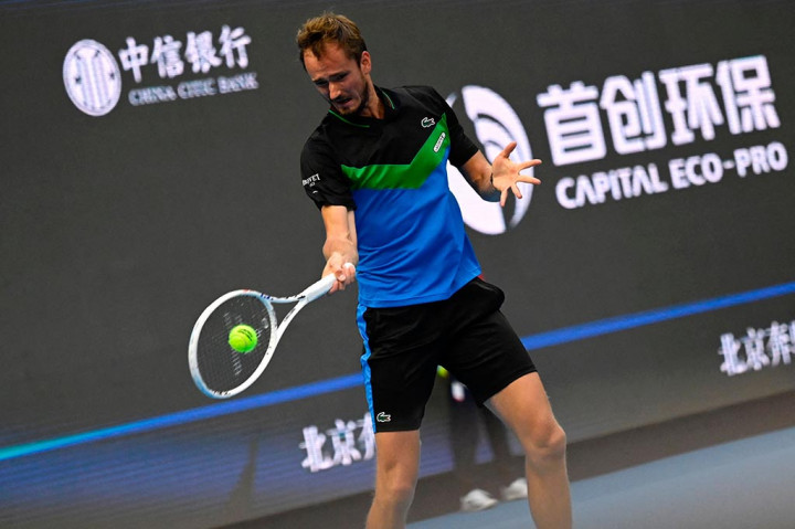 Petenis peringkat tiga dunia Daniil Medvedev memastikan tempatnya di semifinal putra Tiongkok Terbuka dengan kemenangan 6-4, 3-6, 6-1 atas petenis Prancis Ugo Humbert di Beijing pada Senin, 2 Oktober 2023.