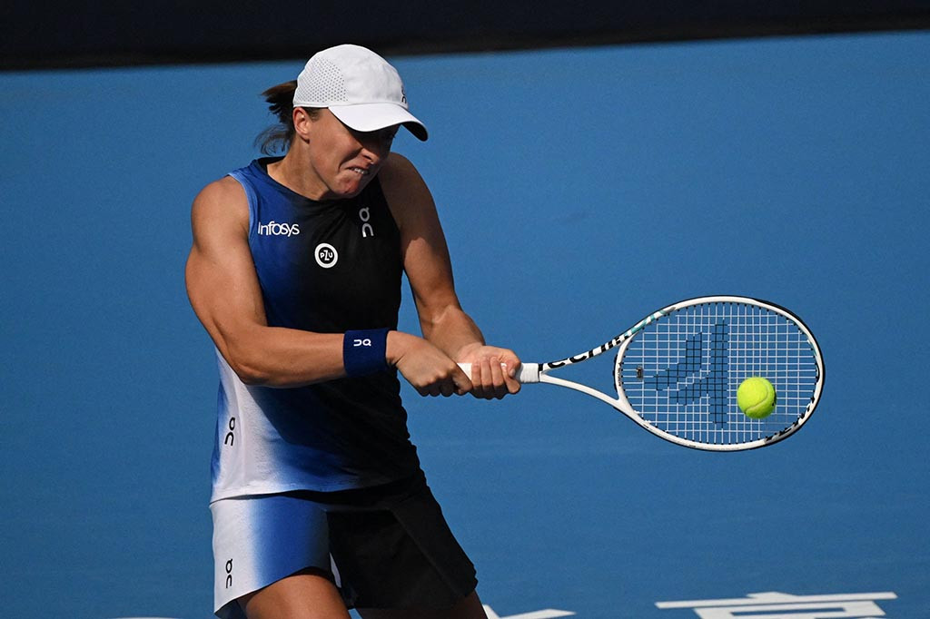 Pada babak pertama pengundian putri, peringkat dua dunia Iga Swiatek mengalahkan petenis Spanyol Sara Sorribes Tormo dengan straight set.