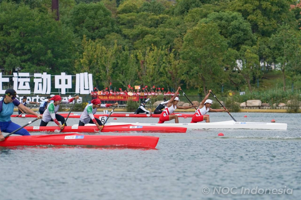 Lelaki 30 tahun ini menjelaskan terpenting untuk anak latihnya saat ini adalah mendapatkan recovery (pemulihan) yang optimal. Sebagai informasi, Riska/Nur juga tampil di nomor 500 meter ganda pada hari ini. Hanya saja, mereka hanya mampu finis di posisi keenam dengan catatan waktu 2 menit 11,699 detik. 