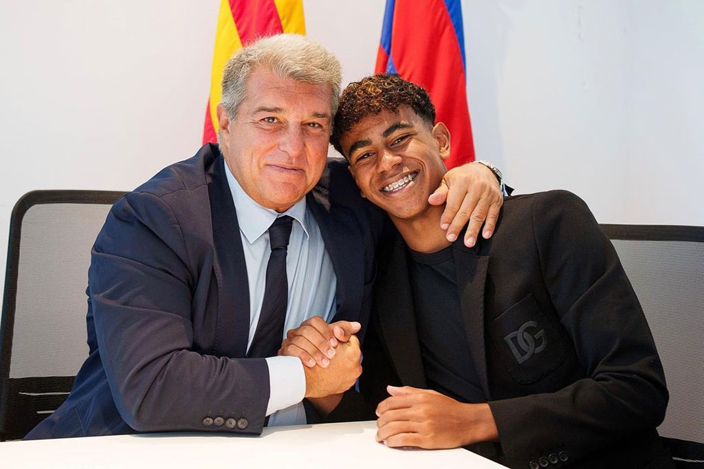Pemain muda bertalenta Lamine Yamal resmi memperpanjang kontraknya di klubnya FC Barcelona sampai 30 Juni 2026.
