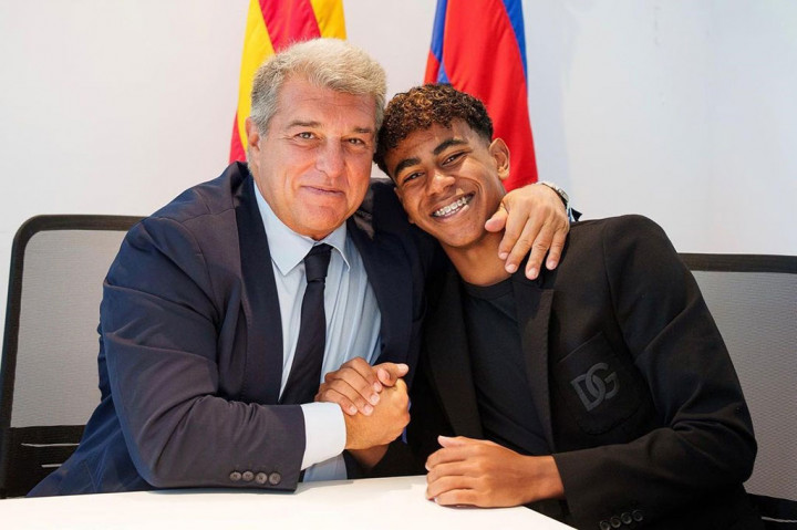 Pemain muda bertalenta Lamine Yamal resmi memperpanjang kontraknya di klubnya FC Barcelona sampai 30 Juni 2026.