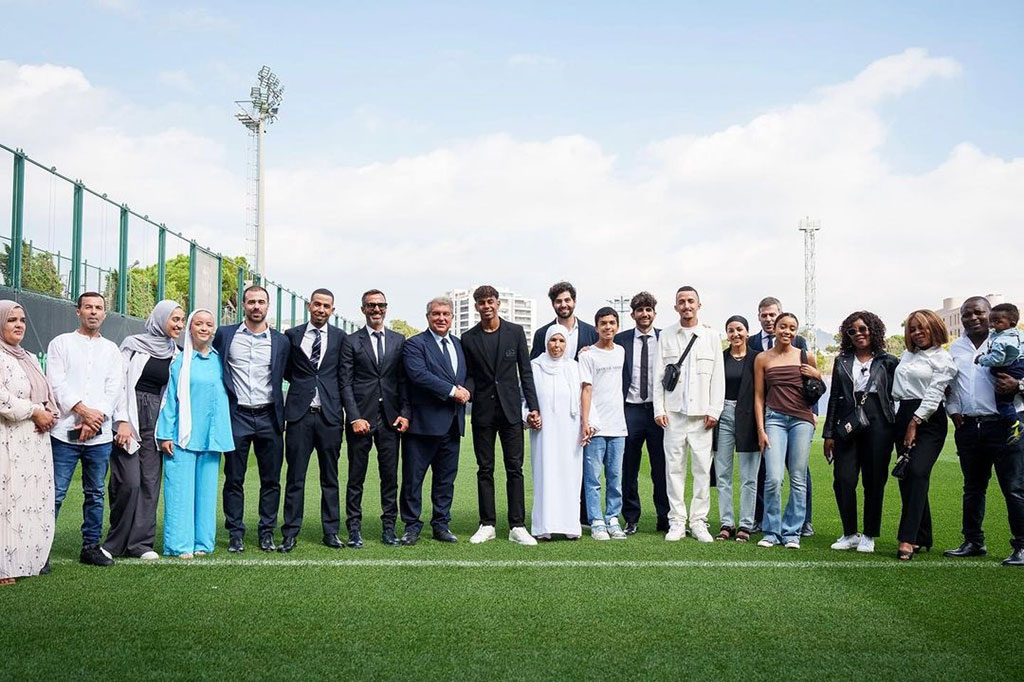 Pesepak bola 16 tahun itu kini telah mengoleksi 10 penampilan untuk Blaugrana dengan koleksi dua assists sejak debutnya pada musim lalu, April 2023, tepatnya saat mengalahkan Real Betis dengan skor 4-0 di ajang LaLiga. Saat itu, ia mencatatkan diri sebagai sebagai debutan termuda Barcelona di LaLiga yang dimana saat itu usianya menginjak 15 tahun, 9 bulan dan 16 hari.