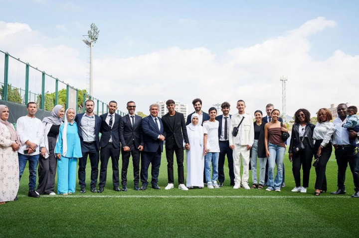 Pesepak bola 16 tahun itu kini telah mengoleksi 10 penampilan untuk Blaugrana dengan koleksi dua assists sejak debutnya pada musim lalu, April 2023, tepatnya saat mengalahkan Real Betis dengan skor 4-0 di ajang LaLiga. Saat itu, ia mencatatkan diri sebagai sebagai debutan termuda Barcelona di LaLiga yang dimana saat itu usianya menginjak 15 tahun, 9 bulan dan 16 hari.