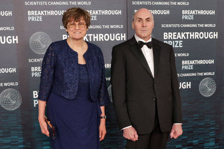 Ilmuwan Hongaria Katalin Kariko dan dokter-ilmuwan Amerika Serikat Dr Drew Weissman tiba untuk upacara penganugerahan Hadiah Terobosan kesembilan di Academy Museum of Motion Pictures di Los Angeles, AS, 15 April 2023 lalu.