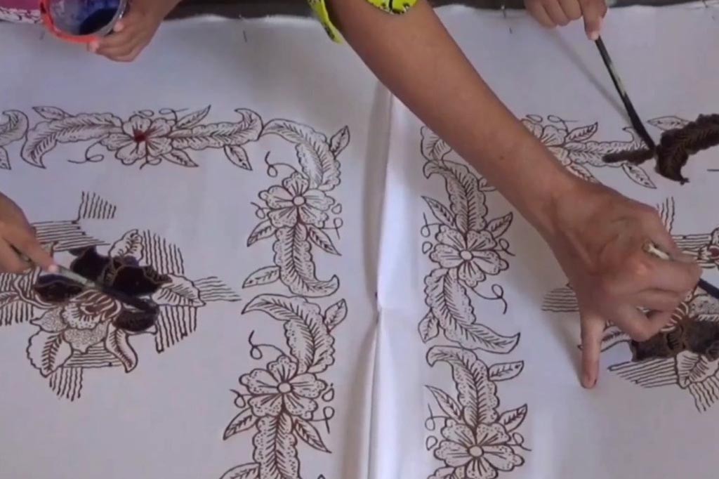 Puluhan siswa Taman Kanak-Kanak, di Jombang, Jawa Timur, belajar membatik bersama dalam momen peringatan Hari Batik Nasional. Senin, 2 Oktober 2023. Selain memperkenalkan batik sejak dini, kegiatan juga sebagai upaya untuk melestarikan warisan bangsa Indonesia.