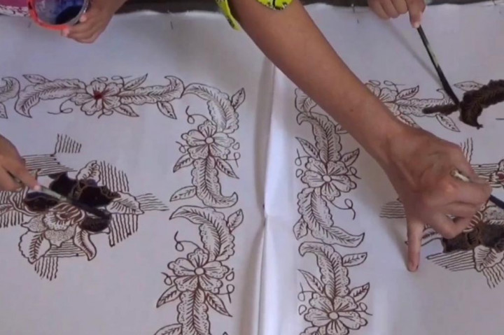 Puluhan siswa Taman Kanak-Kanak, di Jombang, Jawa Timur, belajar membatik bersama dalam momen peringatan Hari Batik Nasional. Senin, 2 Oktober 2023. Selain memperkenalkan batik sejak dini, kegiatan juga sebagai upaya untuk melestarikan warisan bangsa Indonesia.