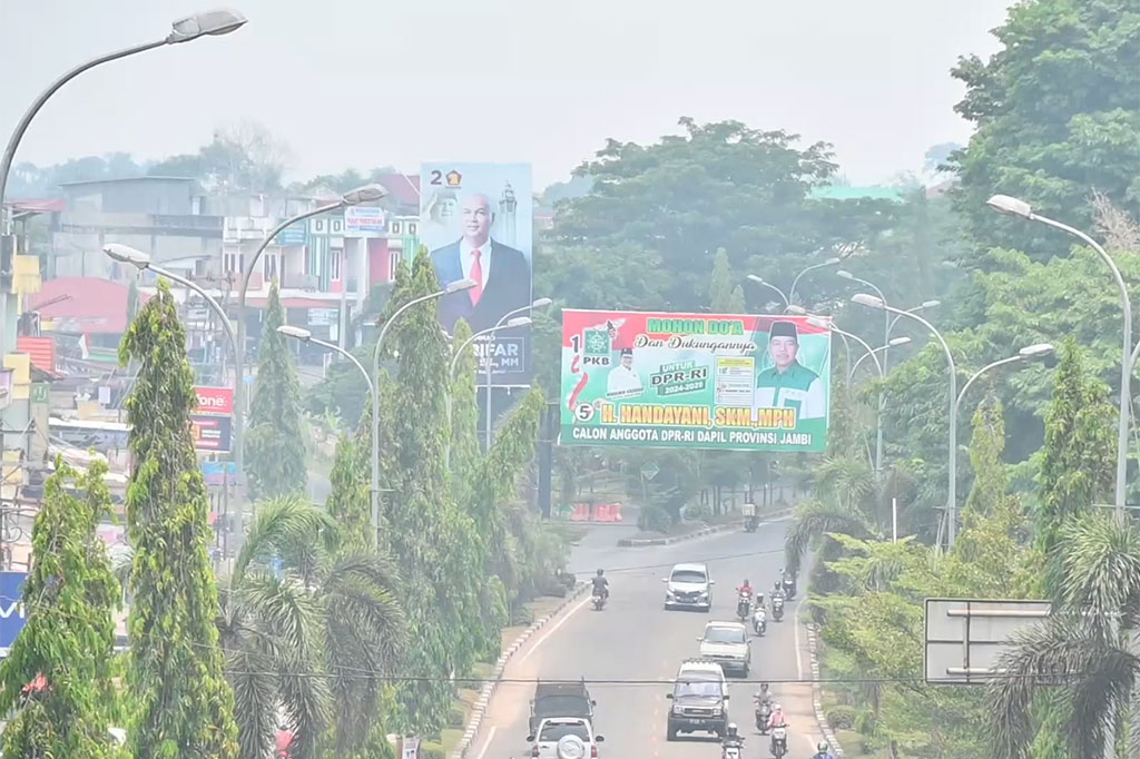 Sementara itu, untuk jarak pandang akibat kabut asap mencapai 100 meter. Pada umumnya kabut asap tersebut adalah kiriman dari provinsi tetangga, yaitu Riau dan Sumatera Selatan.