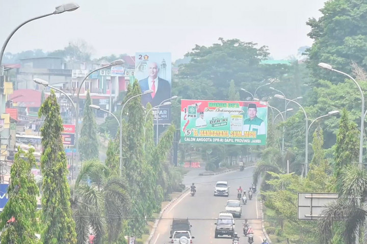 Sementara itu, untuk jarak pandang akibat kabut asap mencapai 100 meter. Pada umumnya kabut asap tersebut adalah kiriman dari provinsi tetangga, yaitu Riau dan Sumatera Selatan.