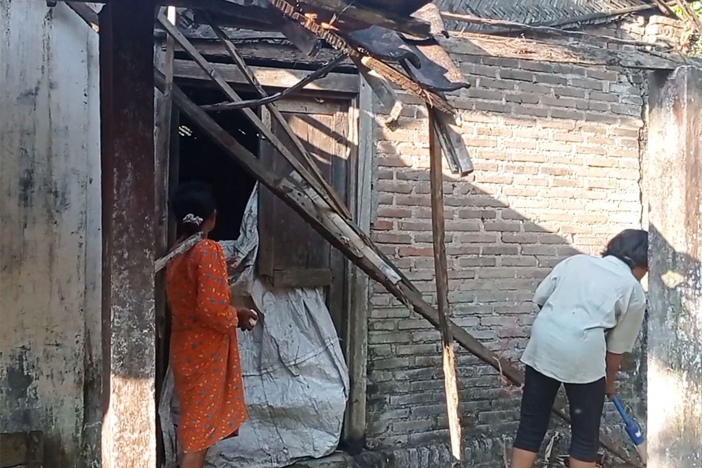 Seorang perempuan di Kabupaten Blitar, Jawa Timur tinggal di rumah tidak layak huni bersama tiga anaknya yang mengalami keterbelakangan mental. Pekerjaan sang ibu yang hanya serabutan, membuatnya hanya mengandalkan pemberian tetangga untuk memenuhi kebutuhan hidup sehari-hari. Mirisnya hingga kini keluarga ini tak tersentuh bantuan pemerintah.