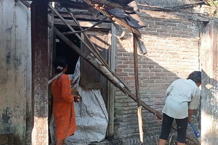 Seorang perempuan di Kabupaten Blitar, Jawa Timur tinggal di rumah tidak layak huni bersama tiga anaknya yang mengalami keterbelakangan mental. Pekerjaan sang ibu yang hanya serabutan, membuatnya hanya mengandalkan pemberian tetangga untuk memenuhi kebutuhan hidup sehari-hari. Mirisnya hingga kini keluarga ini tak tersentuh bantuan pemerintah.