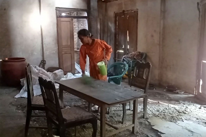 Rumah reyot ini sudah ditempati Sasmiati selama 10 tahun bersama tiga anaknya yang mengalami keterbelakangan mental. Pekerjaan sasmiati yang tidak menentu, membuatnya tidak mampu untuk membenahi rumahnya.