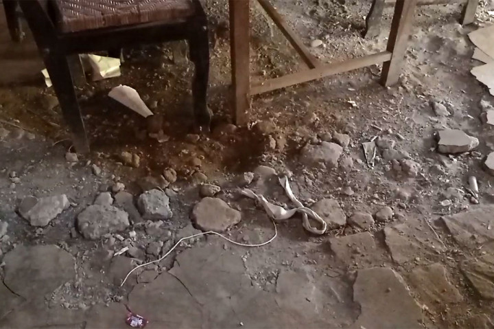 Lebih dari itu, untuk memenuhi kebutuhan makan, Sasmiati masih sering mengandalkan dari bantuan tetangga. Mirisnya, ibu berusia 54 tahun tersebut juga tidak terdaftar sebagai penerima bantuan sosial.