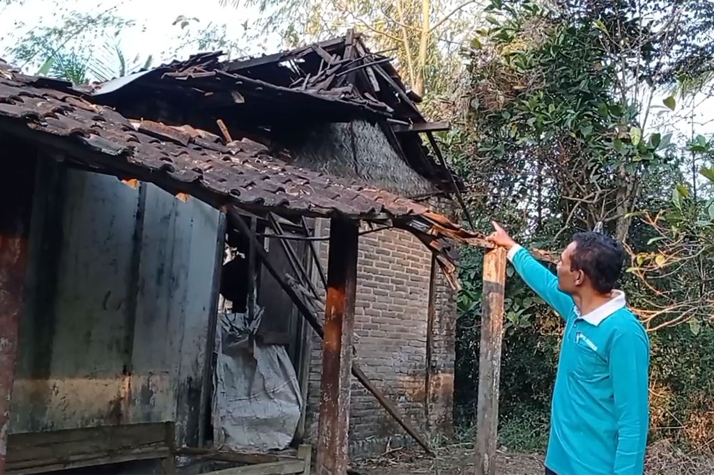 Mujiadi menambahkan bahwa untuk kebutuhan sehari-hari, Sasmiati sering mendapat bantuan dari tetangga dan kerja serabutan.