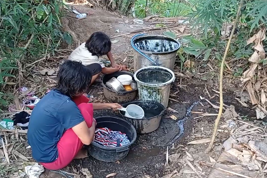 Sasmiati berharap, Pemkab Blitar segera memberikan bansos kepada dirinya, sehingga dia tidak kebingungan untuk memenuhi kebutuhan pangan untuk tiga anaknya.