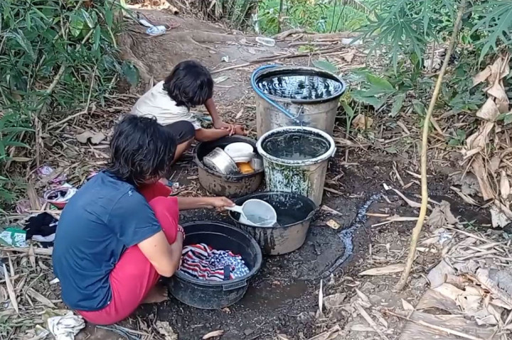 Sasmiati berharap, Pemkab Blitar segera memberikan bansos kepada dirinya, sehingga dia tidak kebingungan untuk memenuhi kebutuhan pangan untuk tiga anaknya.