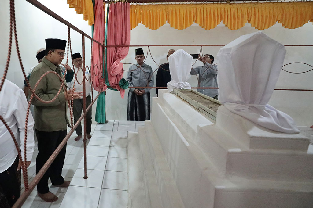 Bakal calon presiden Koalisi Perubahan untuk Persatuan Anies Baswedan berziarah ke beberapa makam penting di kawasan Kebumen dan Banyumas, Jawa Tengah. Untuk yang pertama diziarahi adalah makam KH Sonhaji bin Chasbullah.