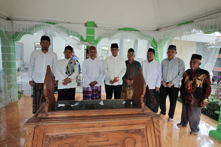 “Tadi kami ziarah ke makam Bupati pertama ketika Banyumas didirikan yaitu ke tempat Joko Kaiman dan kami ziarah kesana mendoakan sekaligus Insya Allah wilayah ini menjadi wilayah maju dan warganya bahagia,” terangnya.