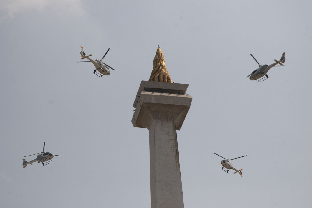 Empat helicopter melakukan atraksi udara saat Gladi Bersih HUT ke-78 TNI di Silang Monas, Jakarta, Selasa, 3 Oktober 2023. Peringatan HUT ke-78 TNI kali mengambil tema 'TNI Patriot NKRI, Pengawal Demokrasi untuk Indonesia Maju'.