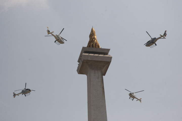 Empat helicopter melakukan atraksi udara saat Gladi Bersih HUT ke-78 TNI di Silang Monas, Jakarta, Selasa, 3 Oktober 2023. Peringatan HUT ke-78 TNI kali mengambil tema 'TNI Patriot NKRI, Pengawal Demokrasi untuk Indonesia Maju'.