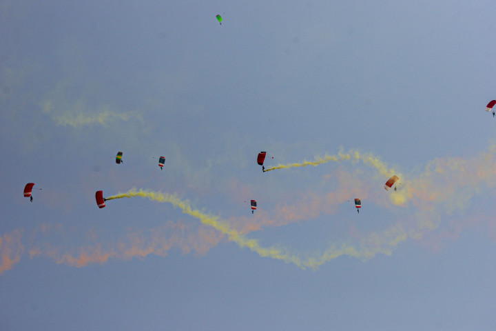 Sederet atraksi yang akan ditampilkan dalam kegiatan tersebut seperti terjung payung oleh 78 personel TNI dan Polri, Fly Pass Pesawat Tempur hingga atraksi helikopter menari di atas lapangan silang Monas sambil diiringi lagu Gamu Famire.