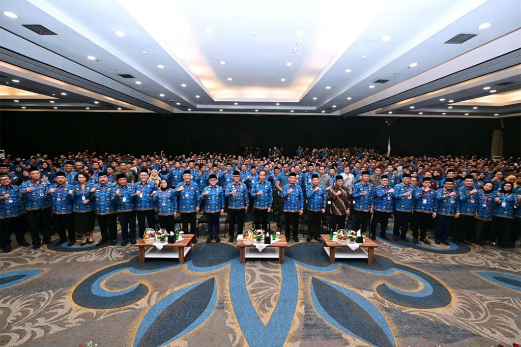 Dia pun mengakui ada sistem yang salah terkait hal itu, terutama soal laporan SPJ. Jokowi menilai ASN adalah mesin birokrasi yang seharusnya mengurus hal penting serta terdapat sistem tolok ukur kinerja dan penghargaan dengan jelas.