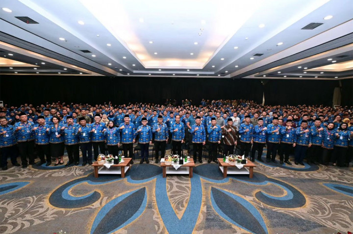 Dia pun mengakui ada sistem yang salah terkait hal itu, terutama soal laporan SPJ. Jokowi menilai ASN adalah mesin birokrasi yang seharusnya mengurus hal penting serta terdapat sistem tolok ukur kinerja dan penghargaan dengan jelas.