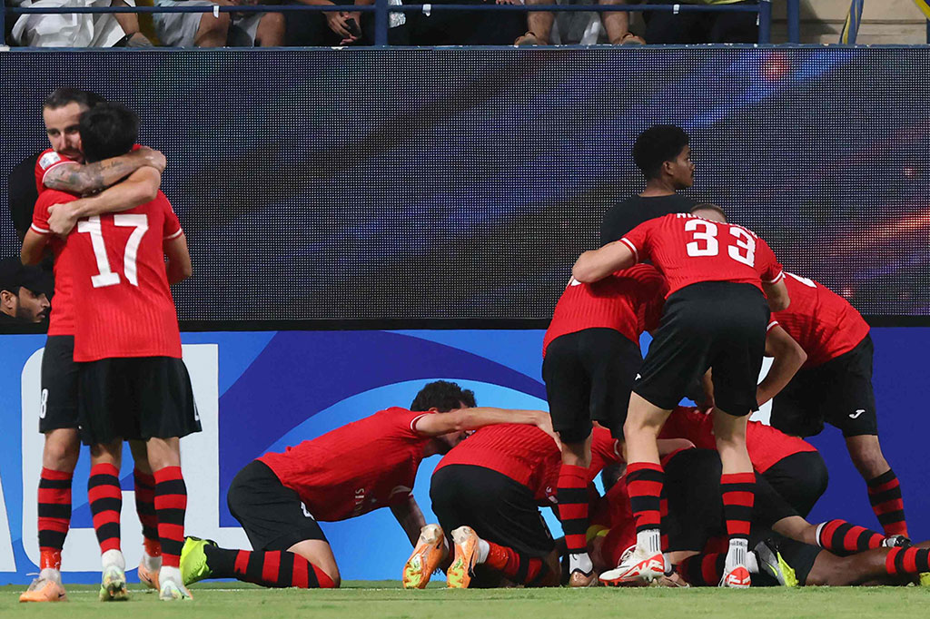 Terus menekan, Al Nassr justru dikejutkan dengan gol Senin Sebai pada menit ke-43, usai menuntaskan umpan matang Dzenis Beganovic. Skor 1-0 untuk Istiklol bertahan hingga jeda.