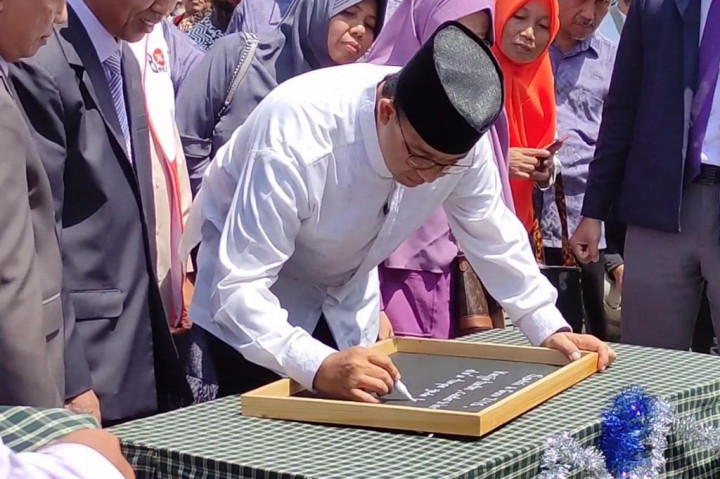 Ribuan santri dan warga yang menunggu sejak pagi, langsung menyambut Anies dan menyampaikan pesan untuk menjaga pondok sebagai bagian penting untuk menciptakan generasi masa depan bangsa yang lebih baik.