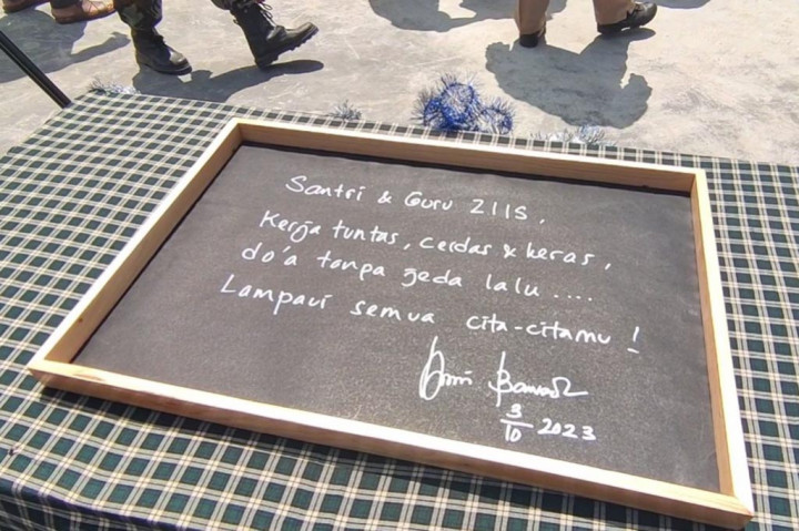 Anies juga meyempatkan untuk melihat aktivitas santri yang salah satunya adalah melihat kemahirannya dalam olahraga memanah berkuda. Sebab di pondok ini banyak santrinya yang berprestasi dalam kejuaraan memanah berkuda hingga ke tingkat internasional.